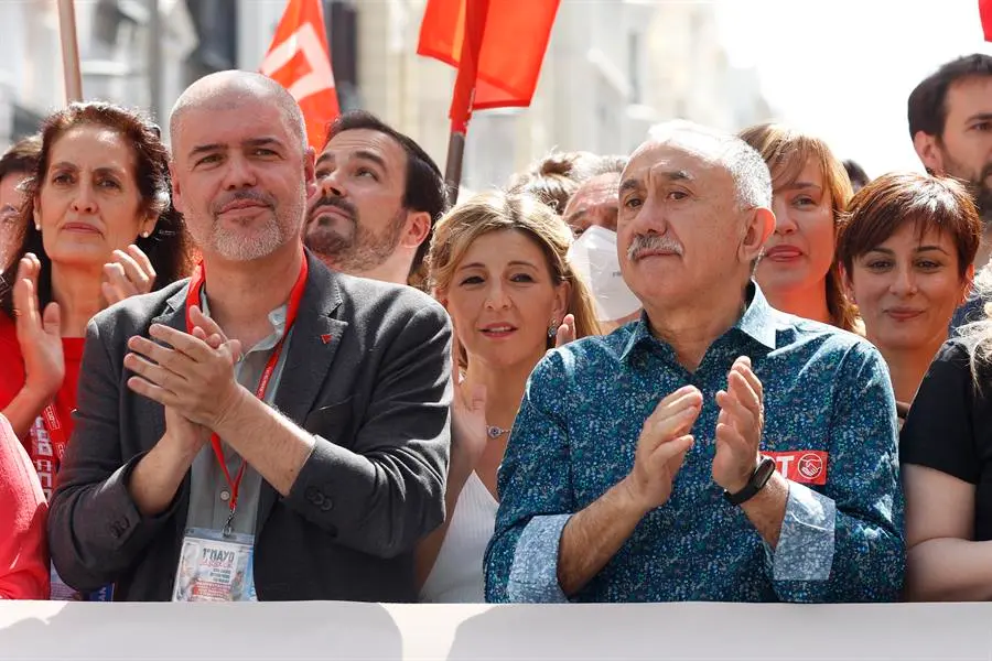 Los secretarios generales de CC.OO. y UGT, Unai Sordo (i) y Pepe &Aacute;lvarez, asisten a la manifestaci&oacute;n del 1&ordm; de Mayo en la cabecera de la marcha, este domingo. EFE/Juan Carlos Hidalgo