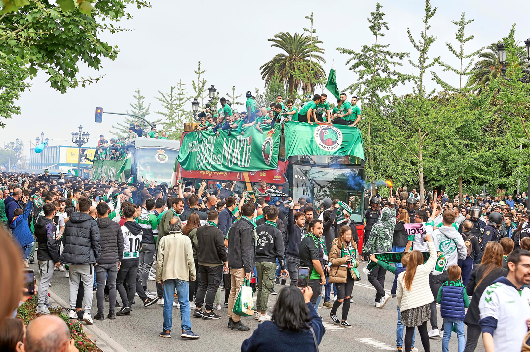 Los jugadores del Racing, escoltados por sus aficionados camino del Ayuntamiento. / c&eacute;sar Ortiz