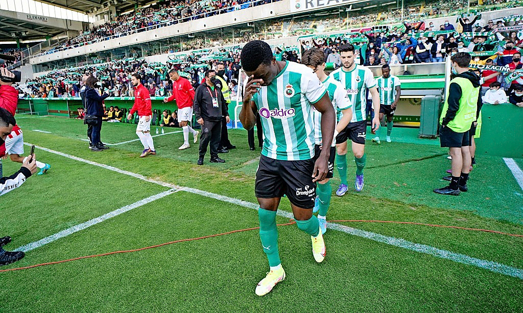 Soko, saliendo del t&uacute;nel de vestuarios de Los Campos de Sport. / real racing club