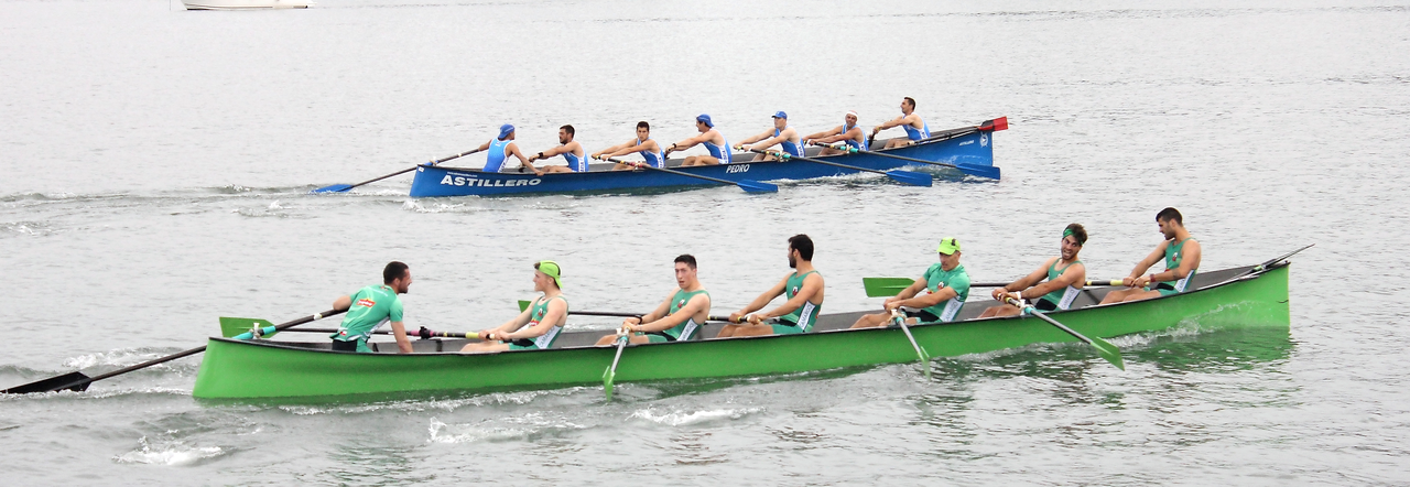 Las trainerillas de Camargo y Astillero, en plena regata.
