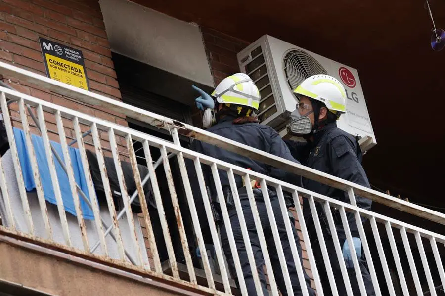 Tres personas han fallecido y una cuarta ha quedado en estado cr&iacute;tico al incendiarse una vivienda esta madrugada en la localidad de Santa Coloma de Gramenet (Barcelona), en el que tambi&eacute;n han resultado heridas de diversa consideraci&oacute;n otras cuatro personas.En la imagen agentes de los Mossos d'Esquadra realizan su trabajo en el edificio afectado.EFE/Quique Garc&iacute;a