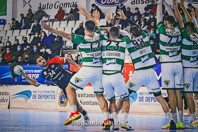Acci&oacute;n de ataque del Sinf&iacute;n sobre la defensa de Anaitasuna. / DIEGO G&Oacute;MEZ