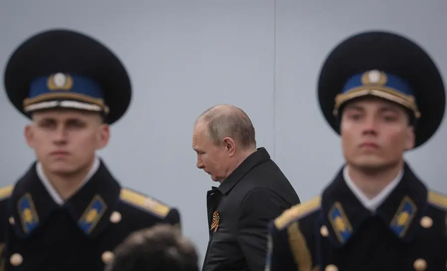 El presidente ruso Vladimir Putin entra en la Plaza Roja para asistir al desfile militar del D&iacute;a de la Victoria en Mosc&uacute;, Rusia, 09 de mayo de 2022. Rusia celebra el D&iacute;a de la Victoria, la rendici&oacute;n incondicional de la Alemania nazi en la Segunda Guerra Mundial, con el desfile anual en la Plaza Roja de Mosc&uacute; el 09 de mayo, tras m&aacute;s de dos meses de ataques a Ucrania. (Atentado, Alemania, Rusia, Ucrania, Mosc&uacute;) EFE/EPA/MAXIM SHIPENKOV