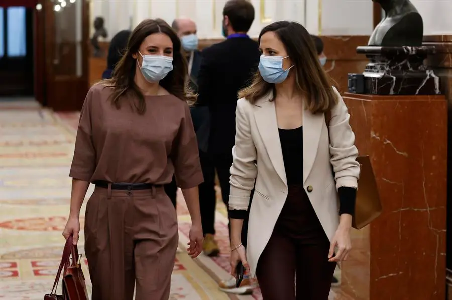 Las ministras de Igualdad, Irene Montero (i), y de Derechos Sociales y Agenda 2030, Ione Belarra (d), en el Congreso de los Diputados, en una foto de archivo. EFE/Chema Moya