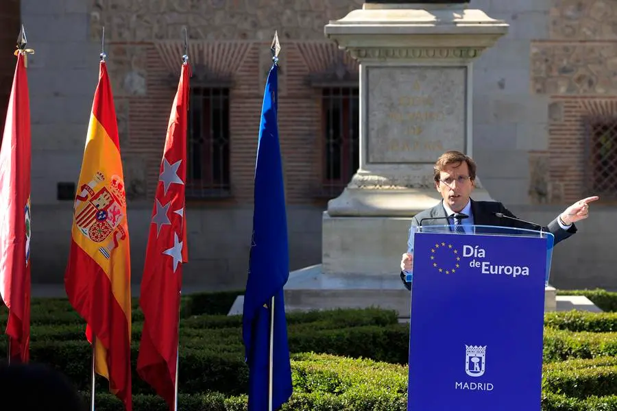 El alcalde de Madrid, Jos&eacute; Luis Mart&iacute;nez-Almeida durante el acto conmemorativo que con motivo del D&iacute;a de Europa se celebra este lunes en la Plaza de la Villa. EFE/Zipi