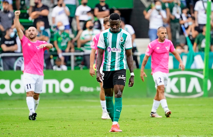 Soko, caminando pensativo sobre el terreno de juego. / ALERTA