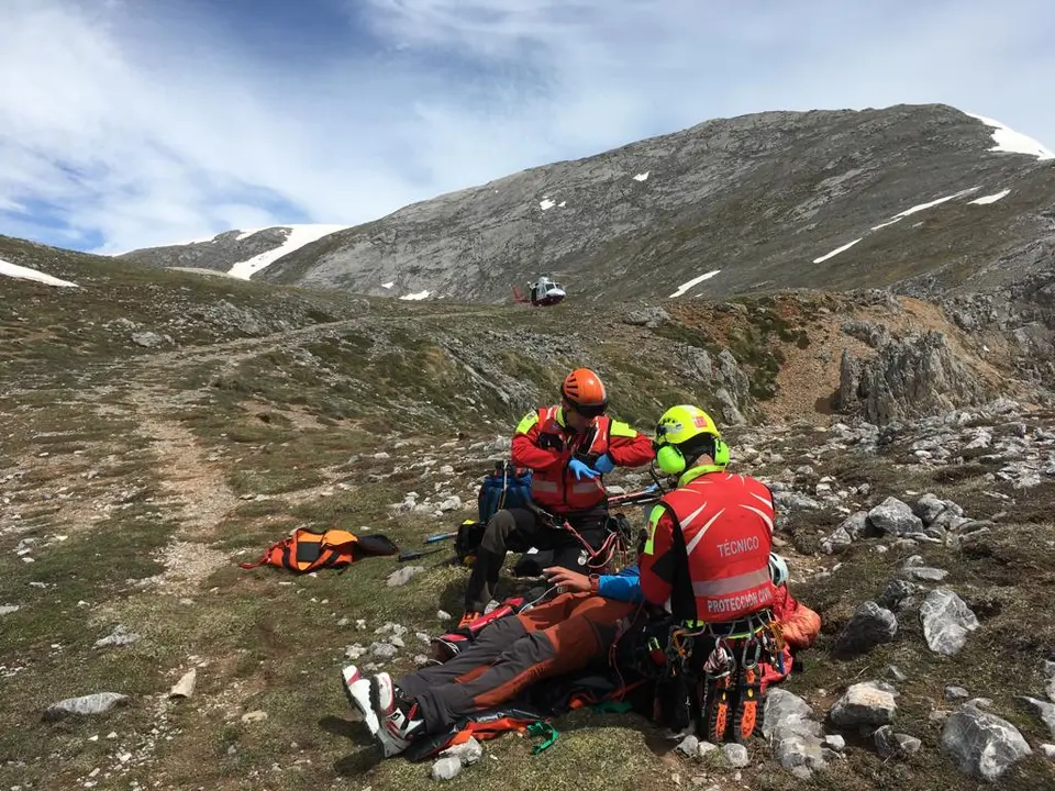 Evac&uacute;an en helic&oacute;ptero a siete senderistas y un perro en la canal Vega de Pas