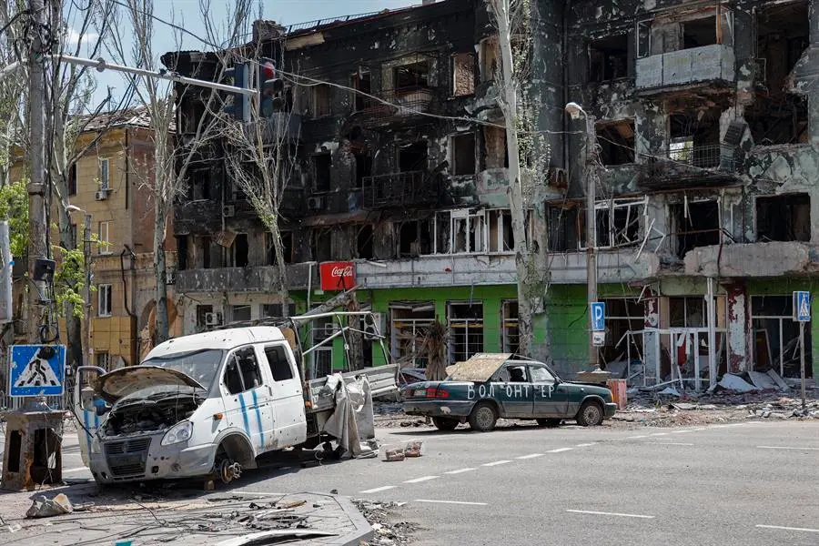 Coches y casas destruidas en la ciudad ucraniana de Mariupol. EFE/EPA/ALESSANDRO GUERRA