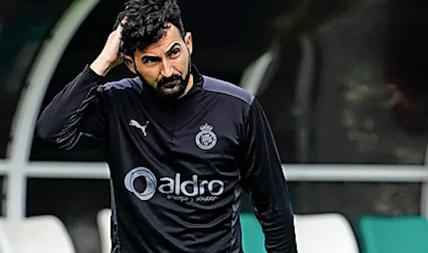 Guillermo Fern&aacute;ndez Romo, junto al director deportivo, tendr&aacute; que tomar decisiones. / ALERTA