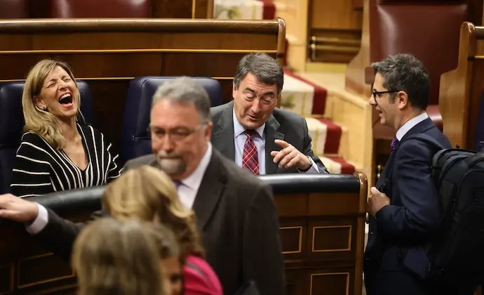(I-D) La vicepresidenta segunda y ministra de Trabajo y Econom&iacute;a Social, Yolanda D&iacute;az; el portavoz del PNV en el Congreso de los Diputados, Aitor Esteban; y el ministro de Presidencia, Relaciones con las Cortes y Memoria Democr&aacute;tica, F&eacute;lix Bola&ntilde;os, conversan en una sesi&oacute;n de control, en el Congreso de los Diputados, a 11 de mayo de 2022, en Madrid (Espa&ntilde;a). El pleno est&aacute; marcado por las preguntas de la oposici&oacute;n al Ejecutivo central tras la destituci&oacute;n de la directora del CNI, Paz Esteban, como consecuencia del 'caso Pegasus' y tras 39 a&ntilde;os de trabajo en los servicios de inteligencia. Asimismo, en la sesi&oacute;n destacan las interpelaciones "sobre las medidas que va a adoptar este Ministerio para garantizar la igualdad entre los espa&ntilde;oles" y sobre la situaci&oacute;n energ&eacute;tica en Espa&ntilde;a.
11 MAYO 2022;CONGRESO;SESION;POLEMICA;DESTITUCION
Eduardo Parra / Europa Press
11/5/2022