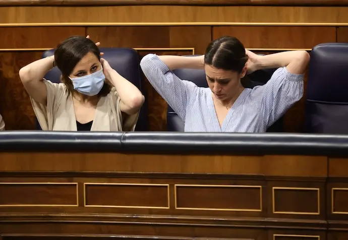 La ministra de Derechos Sociales y Agenda 2030, Ione Belarra (i), y la ministra de Igualdad, Irene Montero, en una sesi&oacute;n de control, en el Congreso de los Diputados, a 11 de mayo de 2022, en Madrid (Espa&ntilde;a). El pleno est&aacute; marcado por las preguntas de la oposici&oacute;n al Ejecutivo central tras la destituci&oacute;n de la directora del CNI, Paz Esteban, como consecuencia del 'caso Pegasus' y tras 39 a&ntilde;os de trabajo en los servicios de inteligencia. Asimismo, en la sesi&oacute;n destacan las interpelaciones "sobre las medidas que va a adoptar este Ministerio para garantizar la igualdad entre los espa&ntilde;oles" y sobre la situaci&oacute;n energ&eacute;tica en Espa&ntilde;a.
11 MAYO 2022;CONGRESO;SESION;POLEMICA;DESTITUCION
Eduardo Parra / Europa Press
11/5/2022