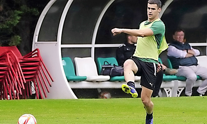 &Aacute;lvaro Mantilla, durante el primer entrenamiento de la semana en La Albericia. / real racing club