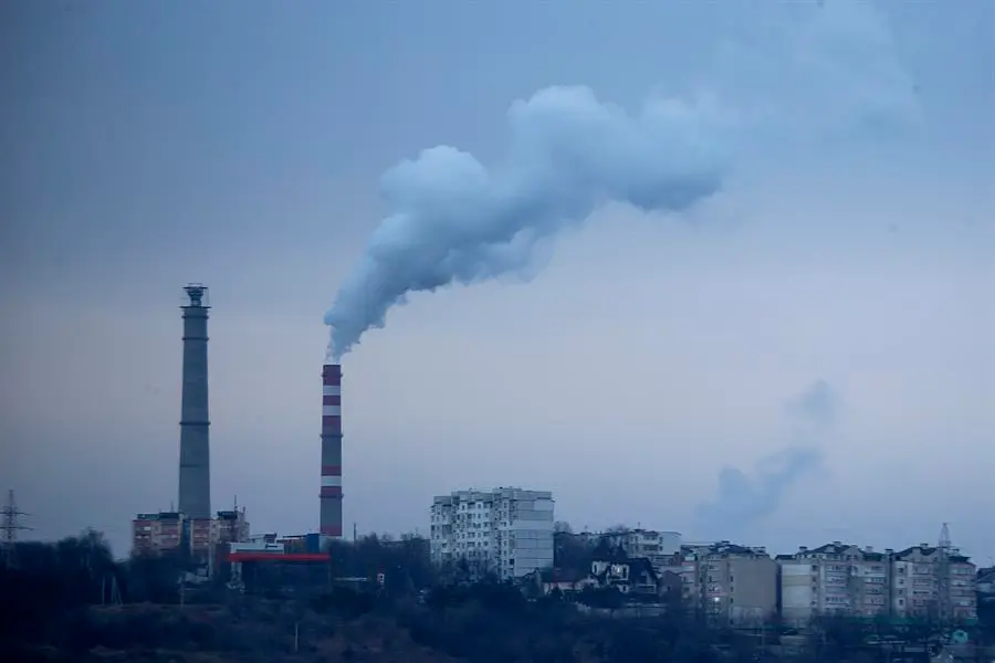 Una central el&eacute;ctrica fue fotografiada al amanecer en Chisinau, Moldavia, 04 de diciembre de 2021. Tras la crisis de gas de Moldavia en octubre, el 29 de noviembre de 2021, Gazprom y MoldovaGaz prorrogaron su antiguo contrato de suministro de gas, pero Moldavia obtiene un aumento significativo del precio, fijado en el acuerdo en casi 400 euros por mil metros c&uacute;bicos. A partir del 1 de noviembre de 2021, los ciudadanos pagar&aacute;n 11,08 Lei RM por un metro c&uacute;bico de gas (unos 55 c&eacute;ntimos de euro frente a los 21 c&eacute;ntimos que pagaban antes), lo que se traduce en un aumento repentino de los precios del calor t&eacute;rmico, la electricidad y todas las categor&iacute;as de productos. (Moldavia, Estados Unidos) EFE/EPA/DUMITRU DORU