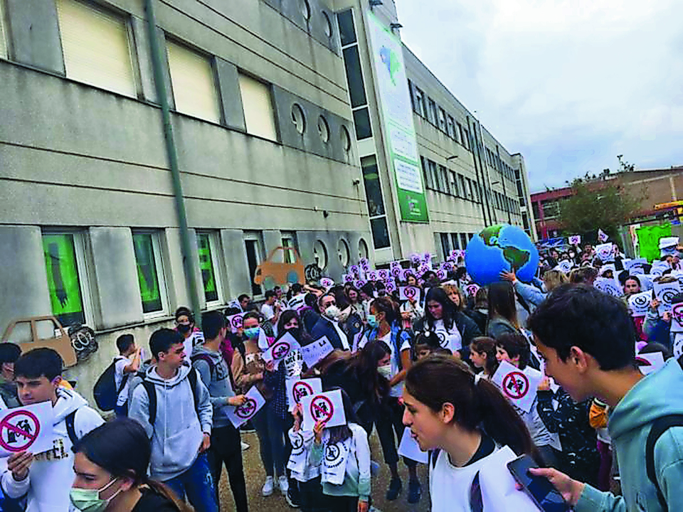 Padres, profesores y alumnos durante la protesta contra la instalaci&oacute;n de la gasolinera.