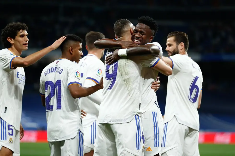 Karim Benzema recibe el abrazo de Vinicius tras la consecuci&oacute;n de un gol.
AFP7 V&Iacute;A EUROPA PRESS (EUROPA PRESS)