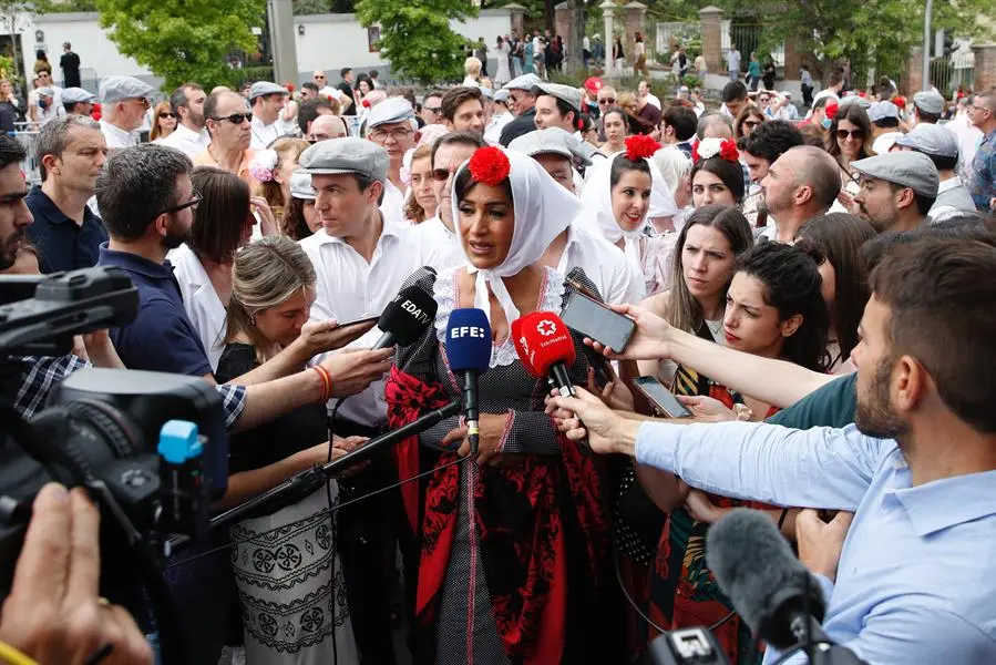 La vicealcaldesa de Madrid, Bego&ntilde;a Villac&iacute;s, atiende a los medios mientras visita la Pradera de San Isidro durante las celebraciones por la festividad del patr&oacute;n de Madrid, este domingo, en la capital espa&ntilde;ola. EFE/ Javier L&oacute;pez