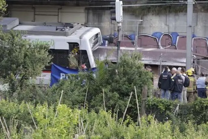 Los servicios de emergencia en el tren siniestrado.JOAN MATEU PARA | AP