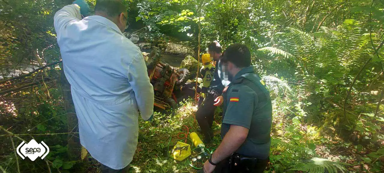 Efectivos de la Guardia Civil durante el rescate. / 112 ASTURIAS