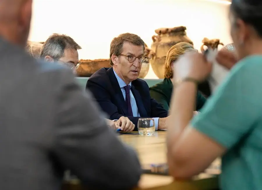 El presidente del Partido Popular Alberto N&uacute;&ntilde;ez Feij&oacute;o (c) durante su encuentro con empresarios de Ceuta este martes. EFE/Partido Popular/Tarek SOLO USO EDITORIAL/SOLO DISPONIBLE PARA ILUSTRAR LA NOTICIA QUE ACOMPA&Ntilde;A (CR&Eacute;DITO OBLIGATORIO)