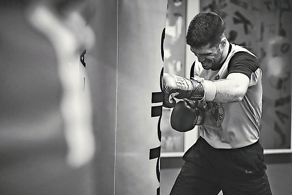 Jon M&iuml;guez, preparando su combate del viernes.