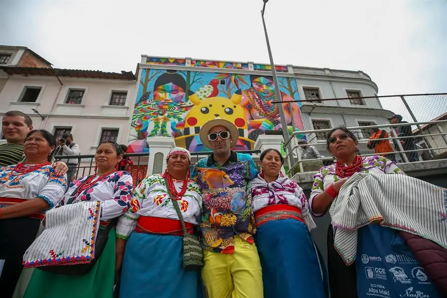 El artista espa&ntilde;ol Okuda San Miguel (c), participa hoy en la inauguraci&oacute;n de un mural que pint&oacute; en Quito (Ecuador), Un mural del artista espa&ntilde;ol Okuda San Miguel atrae desde este lunes todas las miradas a quienes transitan por uno de los principales bulevares del centro hist&oacute;rico de Quito, donde se encuentran con una explosi&oacute;n de color que marca el inicio de una ruta de arte urbano en la capital de Ecuador. EFE/Jos&eacute; J&aacute;come