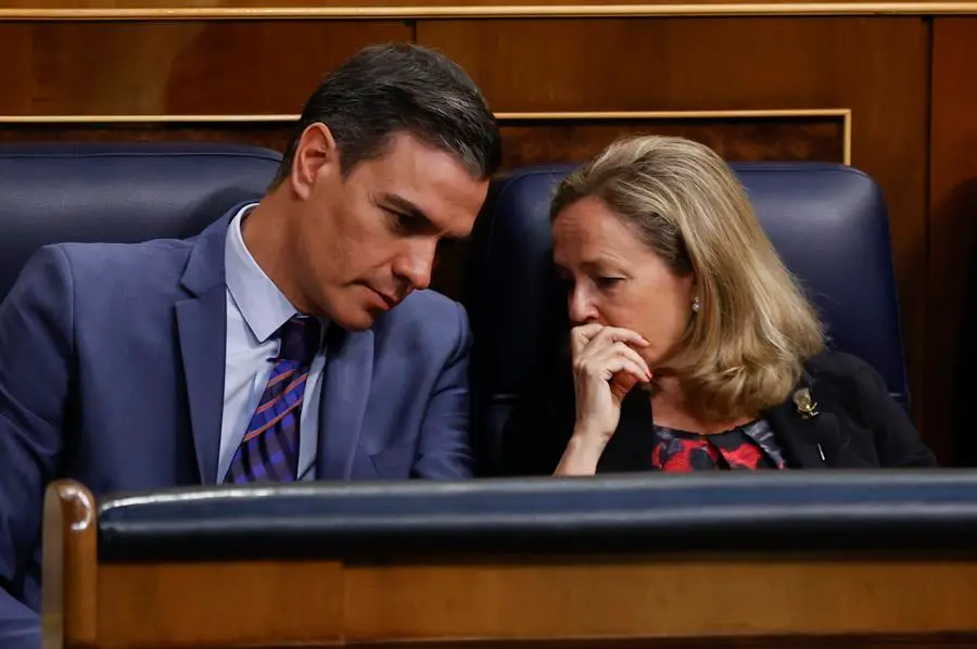 La vicepresidenta Primera del Gobierno, Nadia Calvi&ntilde;o, y el presidente del Gobierno, Pedro S&aacute;nchez, la sesi&oacute;n de control al Gobierno celebrada este mi&eacute;rcoles en el Congreso. EFE/Juan Carlos Hidalgo