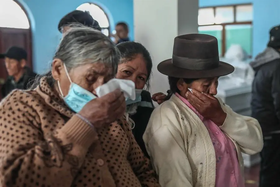 Dolores Quispe de Valdi&oacute;n (i) y Marcia Valdi&oacute;n Quispe (d) observan los restos de su pariente Seferino Vadi&oacute;n Palacio, v&iacute;ctima de la masacre de Accomarca, hoy, durante la entrega de los restos a los familiares de las v&iacute;ctimas en la municipalidad de Accomarca, en Ayacuhco (Per&uacute;). Los restos exhumados y prendas de vestir que han sido identificadas por la Fiscal&iacute;a ser&aacute;n entregados a los pobladores de Accomarca, cuyo nombre qued&oacute; marcado en el pa&iacute;s por la masacre de 1985, por el que la Justicia conden&oacute; en 2016 a penas de entre 10 y 25 a&ntilde;os de c&aacute;rcel a diez militares. EFE/ Aldair Mej&iacute;a