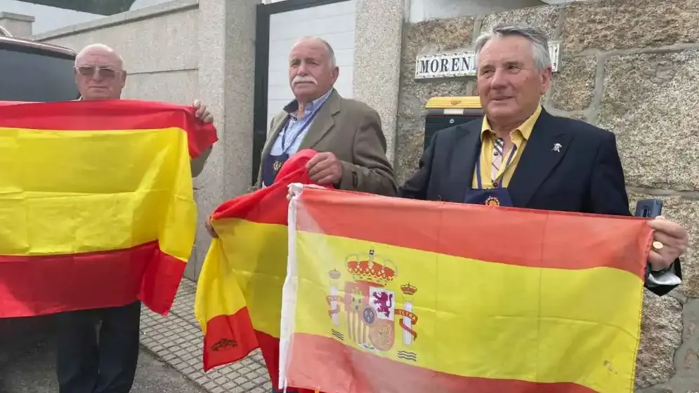 Varios espont&aacute;neos esperan la llegada de Juan Carlos I en Sanxenxo. RTVE