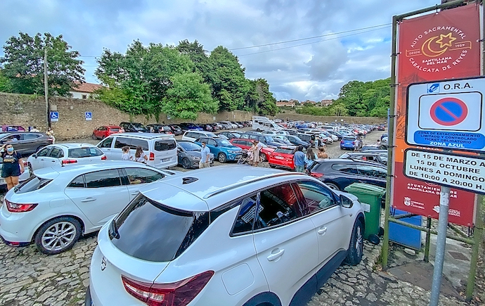 Zona de parquing de la localidad tur&iacute;stica Santillana del Mar. /  alerta