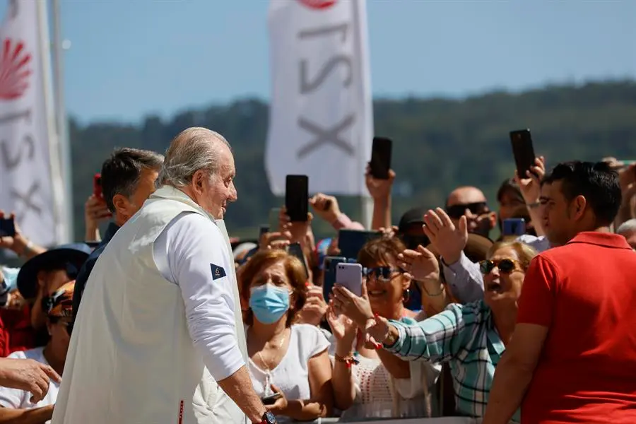 El rey em&eacute;rito Juan Carlos I a su llegada este viernes a las instalaciones del Real Club N&aacute;utico de Sanxenxo (RCNS), donde se espera que compita a bordo del "Brib&oacute;n" en el trofeo InterR&iacute;as de la clase 6m. EFE/Lavandeira Jr.