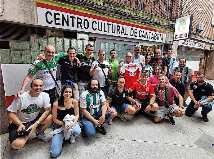 Inaugurada la pe&ntilde;a racinguista &lsquo;Txirimiri&rsquo; de Barakaldo | Ayer celebr&oacute; su fiesta oficial de inauguraci&oacute;n la primera pe&ntilde;a racinguista con sede en el Pa&iacute;s Vasco. En concreto, se trata de la pe&ntilde;a Txirimiri, que tiene su sede en Barakaldo. Ayer celebr&oacute; un sencillo acto en el Centro Cultural de Cantabria de la localidad vizca&iacute;na, a donde acudi&oacute; V&iacute;ctor Diego. En la misma, el responsable de relaciones insititucionales del club y exjugador del equipo, destac&oacute; la &laquo;gran labor de racinguismo&raquo; de todos esos seguidores con ra&iacute;ces verdiblancas y de Natalia Serrano, que es la presidenta. Incluso el coro de la Casa de Cantabria enton&oacute; la &lsquo;Fuente de Cacho&rsquo; para poner el broche a la inauguraci&oacute;n de esta nueva pe&ntilde;a que ya cuenta con ciento cincuenta socios.