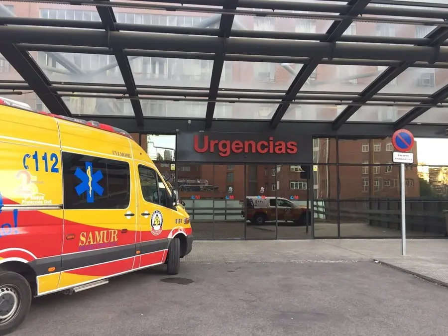 Una ambulancia del Samur tuvo que atender a los menores. / AEE