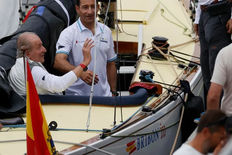 El rey em&eacute;rito Juan Carlos I (i) a bordo del "Brib&oacute;n" para competir en el trofeo InterR&iacute;as de la clase 6m, este s&aacute;bado en el Real Club N&aacute;utico de Sanxenxo (RCNS). La salida de la segunda jornada de regatas del Trofeo Viajes InterR&iacute;as, en el que participa el rey em&eacute;rito con su barco "Bribon 500", ha quedado aplazada este s&aacute;bado de manera indefinida como consecuencia de las condiciones meteorol&oacute;gicas, ha informado el Real Club N&aacute;utico de Sanxenxo. EFE/Lavandeira Jr.