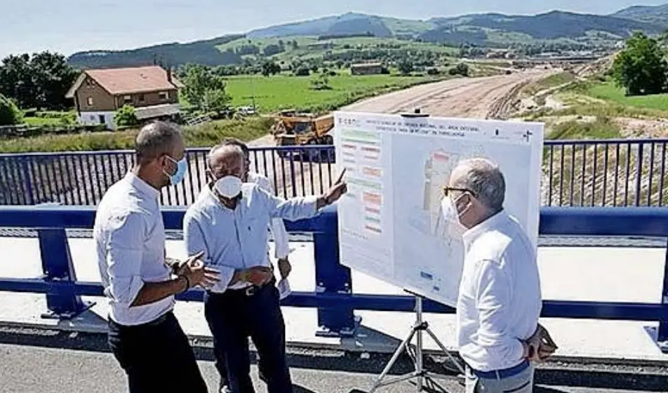 El alcalde, Estrada y Marcano durante uno de sus anuncios propagand&iacute;stico en Las Escavadas. / ALERTA