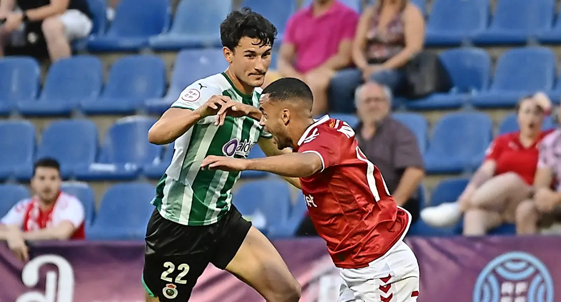 Juan Guti&eacute;rrez, frenando el avance de un atacante murcianista. / real murcia