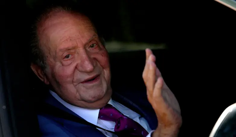 Juan Carlos I llega a la Zarzuela para verse con Felipe VI y su familia