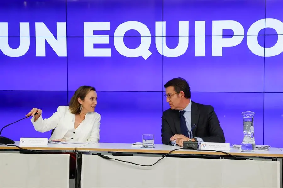 Alberto N&uacute;&ntilde;ez Feij&oacute;o, con Cuca Gamarra este lunes en G&eacute;nova. Juan Carlos Hidalgo EFE
