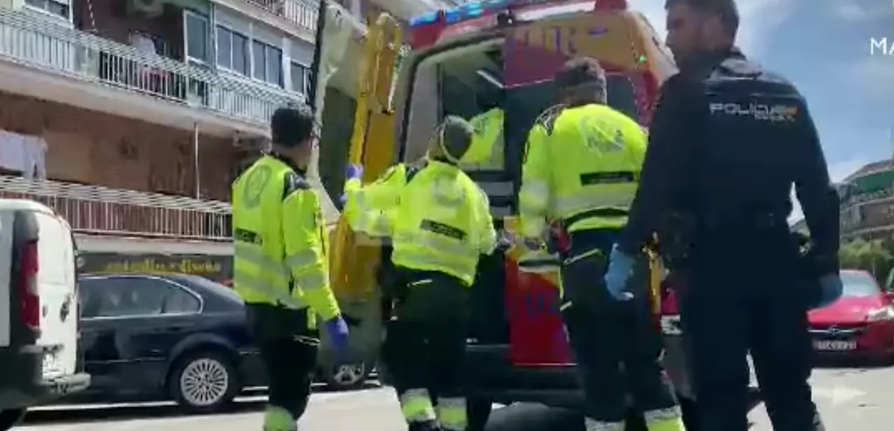 Los hechos han ocurrido a las 15:30 horas frente a un establecimiento comercial cercano, pero el menor y alumno del centro ha tratado de refugiarse en el instituto, ubicado en la calle del Puerto de Pajares, tras ser agredido.