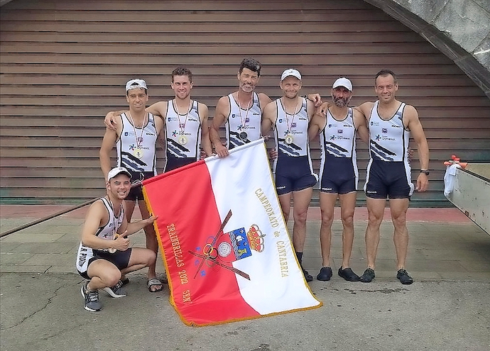 La tripulaci&oacute;n de Pedre&ntilde;a campeona de Cantabria, con la bandera y las medallas.
