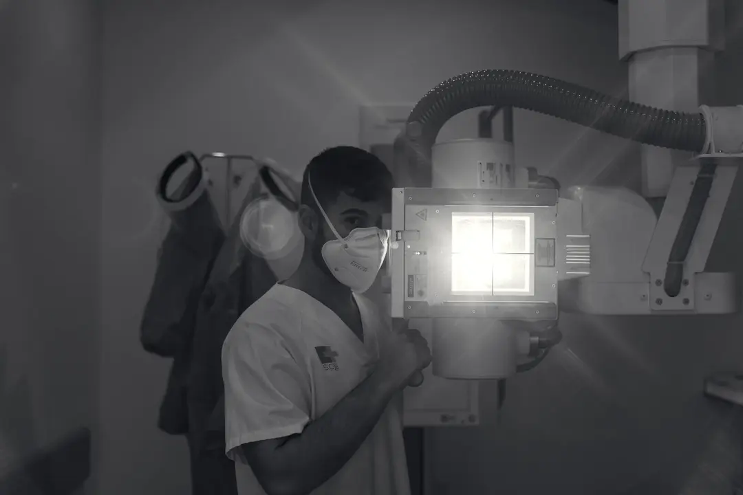 Un sanitario en el Hospital de Laredo.