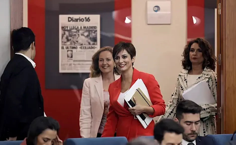La ministra portavoz Rodr&iacute;guez, la vicepresidenta Calvi&ntilde;o y la ministra Montero.E. P.