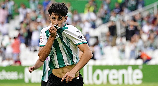 Marco Camus, besando el escudo del Racing. / RRC