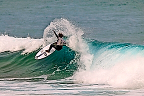 Un surfista &lsquo;cabalgando&lsquo; una ola durante el campeonato. / Alerta