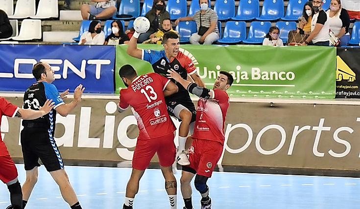 Alberto Pla, entre dos rivales. / BM. SINF&Iacute;N