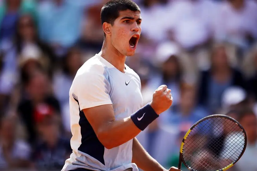 El tenista espa&ntilde;ol Carlos Alcaraz celebra un punto durante su partido frente a Albert Ramos-Vinolas en el torneo de Roland Garros en Par&iacute;s. EFE/YOAN VALAT