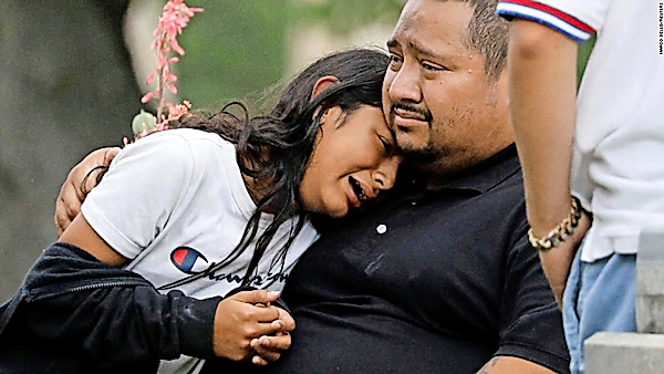 Varios ni&ntilde;os de diez a&ntilde;os y dos maestras hispanas son las primeras v&iacute;ctimas identificadas por las familias del tiroteo que tuvo lugar el martes en una escuela de Uvalde (Texas, EE.UU.) y que dej&oacute; 21 personas muertas, adem&aacute;s del propio atacante. La primera en ser identificada fue la maestra Eva Mireles, de 44 a&ntilde;os y que trabajaba como profesora de educaci&oacute;n especial en el colegio Robb Elementary, donde tuvo lugar el tiroteo.