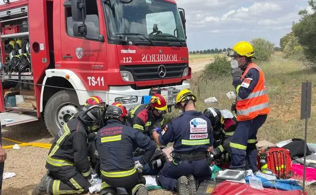 Imagen de archivo de Bomberos de Le&oacute;n trabajando en un accidente en la provincia. / BOMBEROS DE LE&Oacute;N