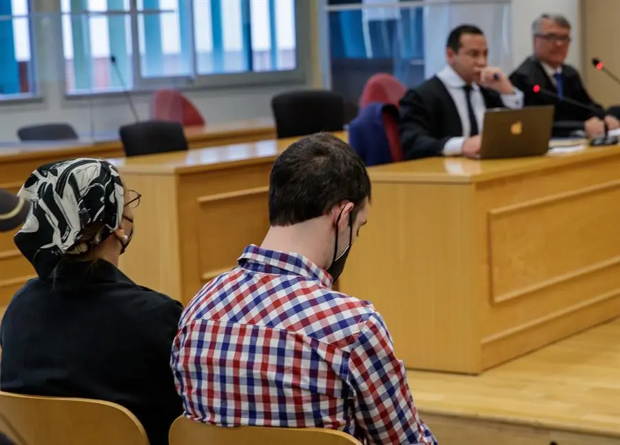 Francisco Javier Garc&iacute;a, el Cuco (d), y su madre, Rosal&iacute;a Garc&iacute;a, sentados en la sala del juzgado de lo penal 7 de Sevilla al comienzo del juicio, que se celebra desde hoy jueves, acusados de urdir un plan para enga&ntilde;ar al tribunal que juzgaba la muerte de la joven sevillana Marta del Castillo en enero de 2009 y se enfrentan a unas penas de entre ocho meses y dos a&ntilde;os de c&aacute;rcel. EFE/ Julio Mu&ntilde;oz