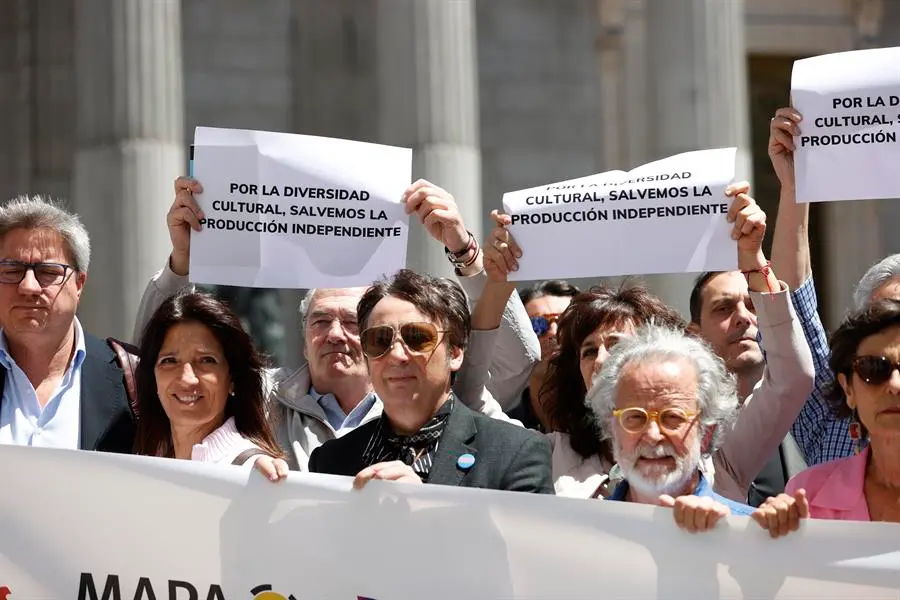El cineasta Fernando Colomo (d) participa en la manifestaci&oacute;n convocada por las asociaciones de productores de cine y audiovisual, unidas y bajo el lema "salvemos la democracia, salvemos la producci&oacute;n independiente" contra la inminente aprobaci&oacute;n de la Ley General Audiovisual en el Ateneo de Madrid. EFE/ Javier Liz&oacute;n