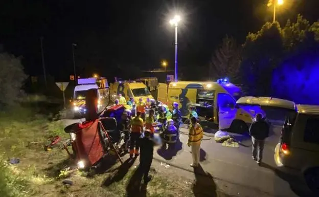 Efectivos de bomberos y personal sanitario intervienen tras el accidente de tr&aacute;fico en Colunga. / SEPA